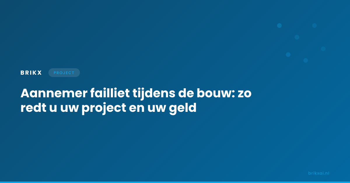 Stilgevallen bouwplaats met steigers, dekzeil en onafgewerkte ruwbouw  wat te doen als de aannemer failliet gaat tijdens de verbouwing
